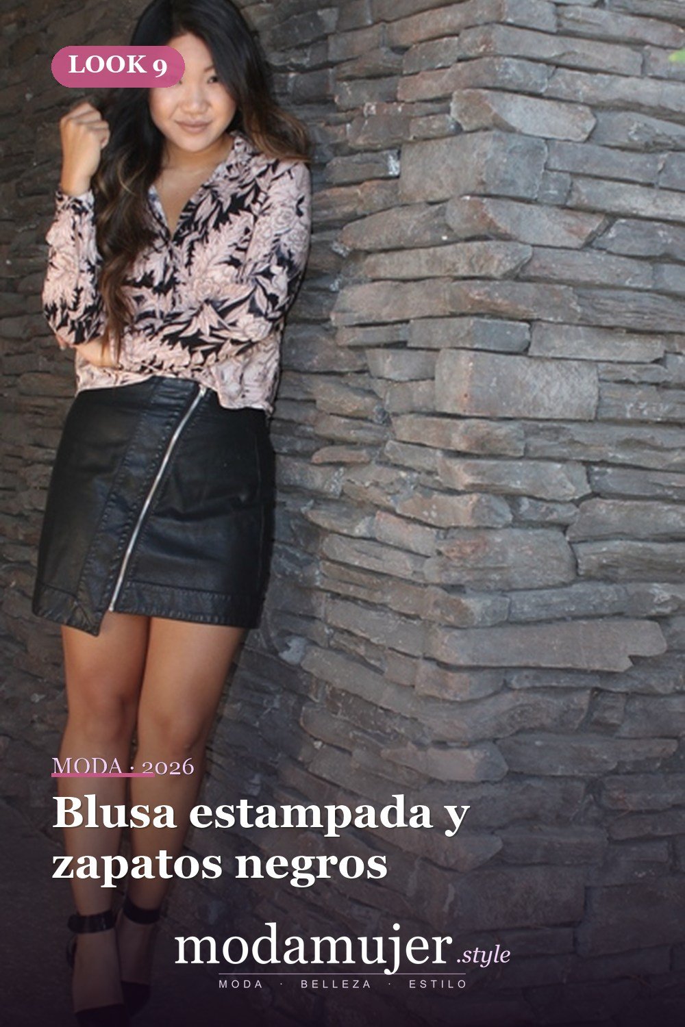 Blusa estampada y zapatos negros — 18 trajes con falda de cuero con cremallera para esta temporada