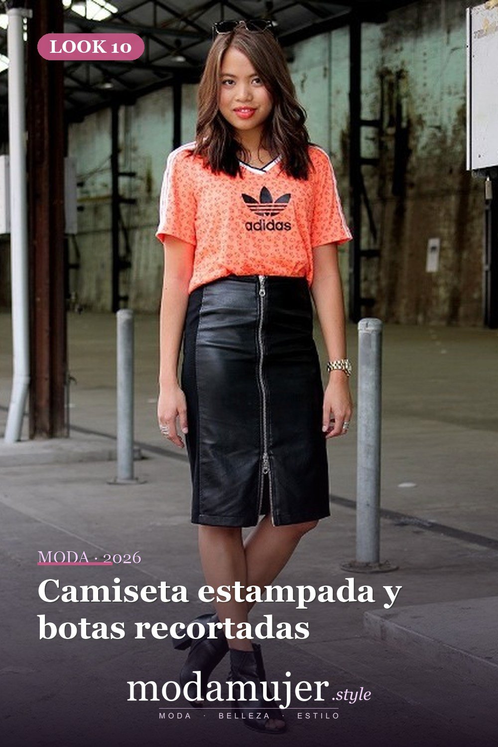 Camiseta estampada y botas recortadas — 18 trajes con falda de cuero con cremallera para esta temporada