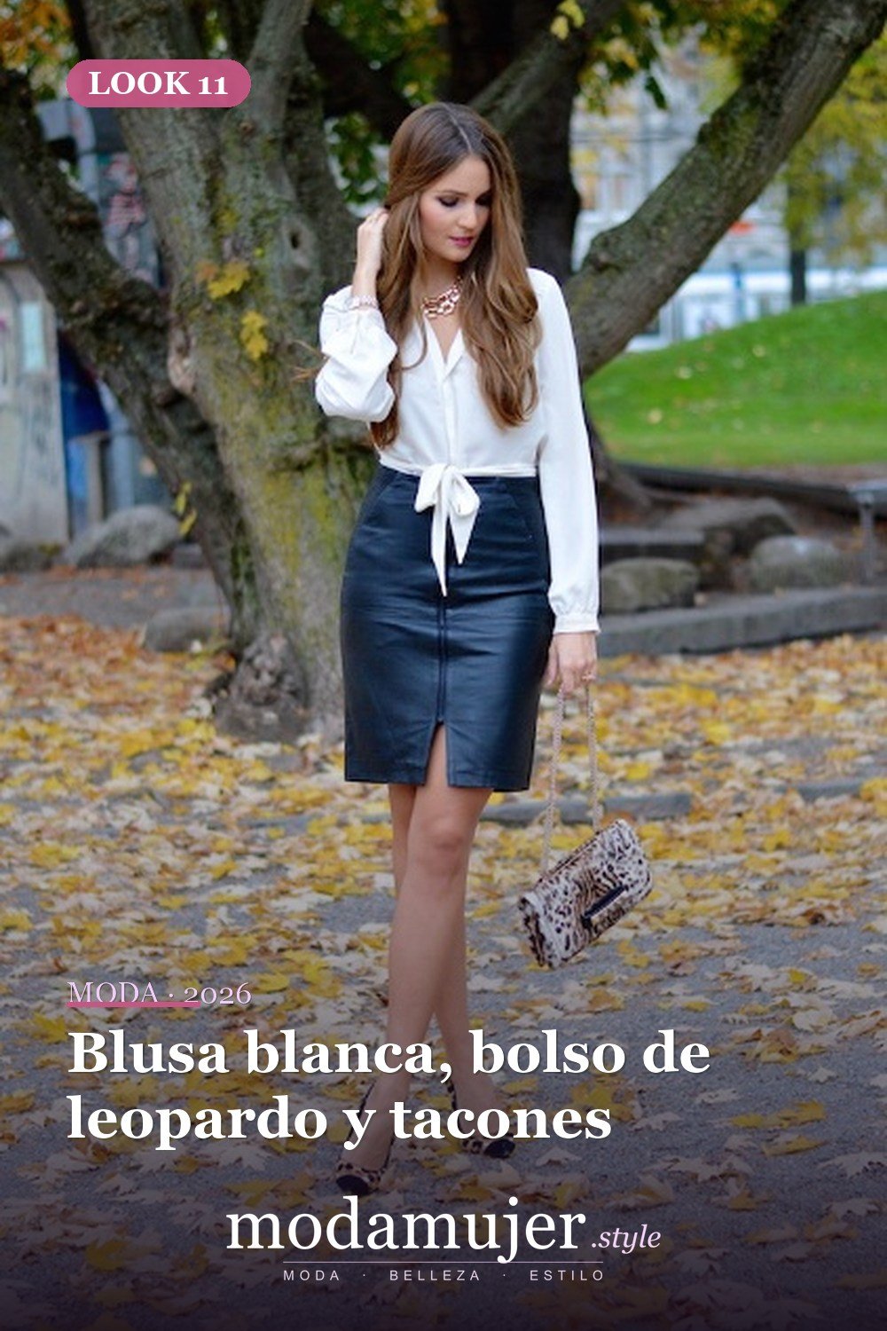 Blusa blanca, bolso de leopardo y tacones — 18 trajes con falda de cuero con cremallera para esta temporada