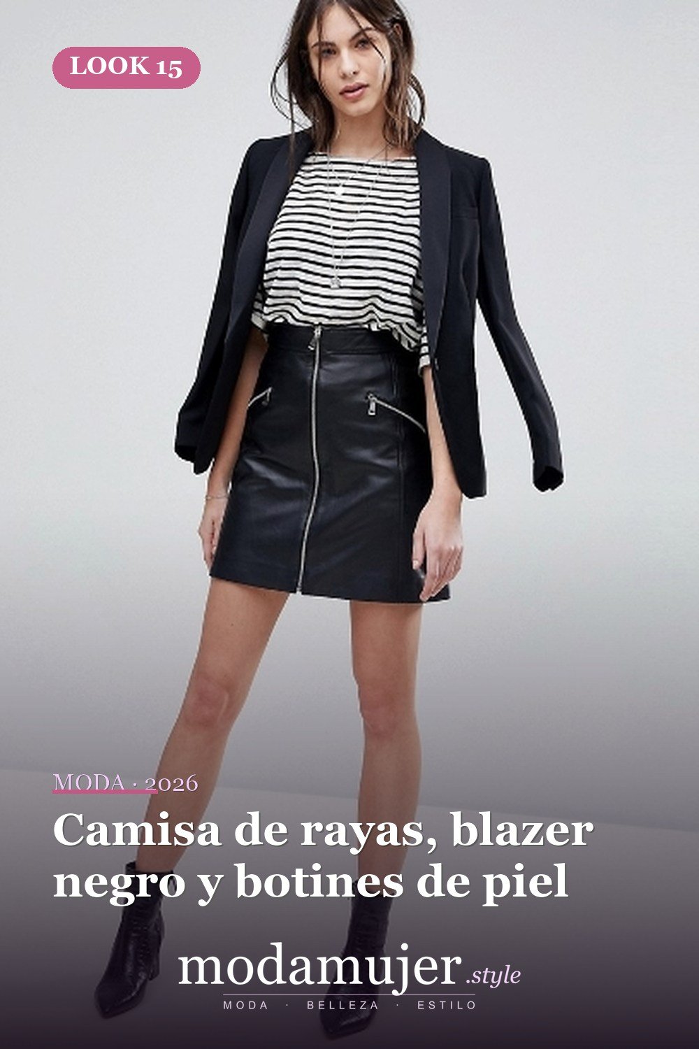 Camisa de rayas, blazer negro y botines de piel — 18 trajes con falda de cuero con cremallera para esta temporada