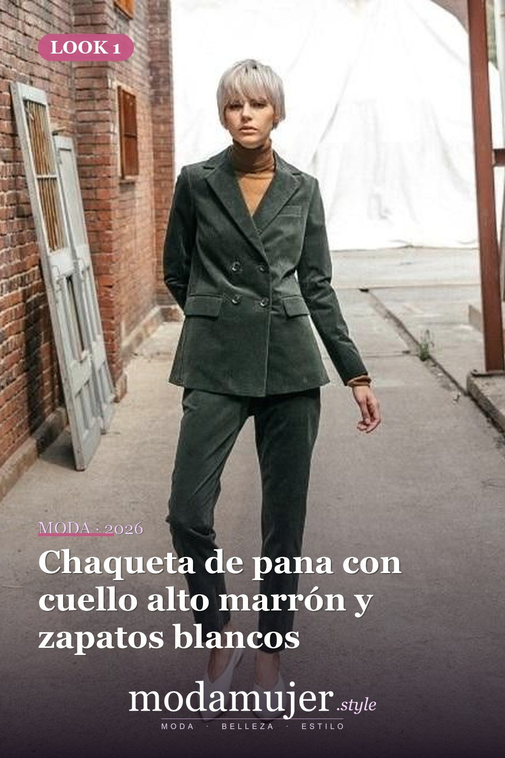 Chaqueta de pana con cuello alto marrón y zapatos blancos — 18 trajes de chaqueta de pana para damas elegantes