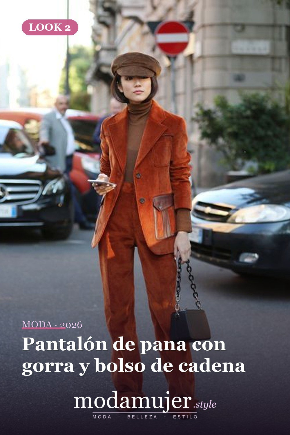 Pantalón de pana con gorra y bolso de cadena — 18 trajes de chaqueta de pana para damas elegantes