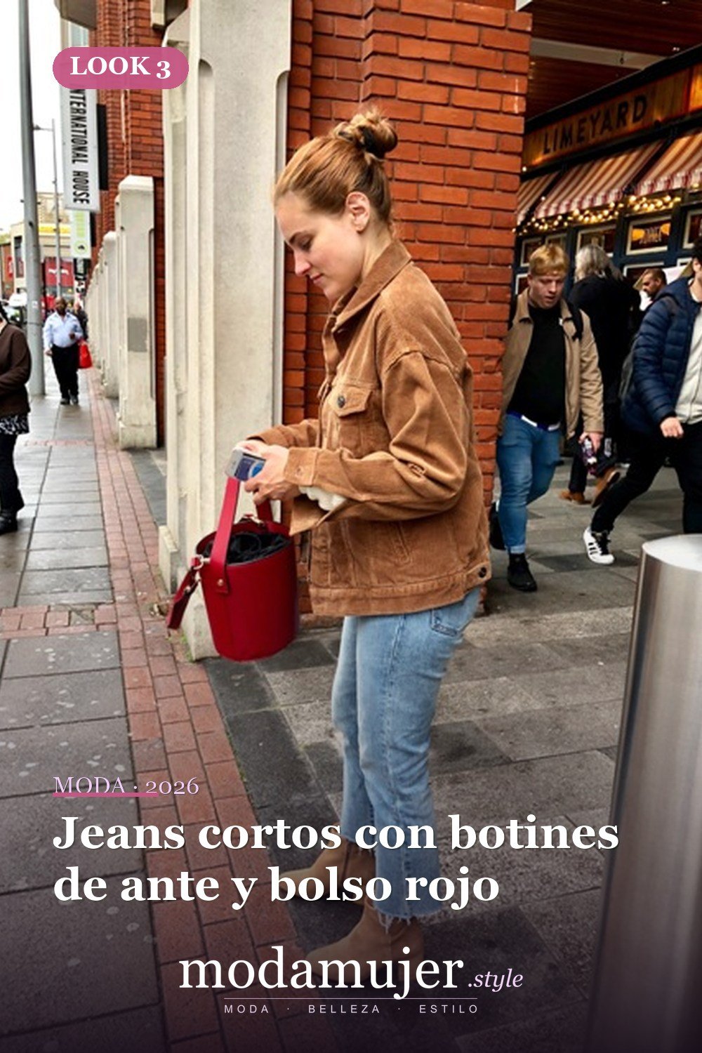 Jeans cortos con botines de ante y bolso rojo — 18 trajes de chaqueta de pana para damas elegantes