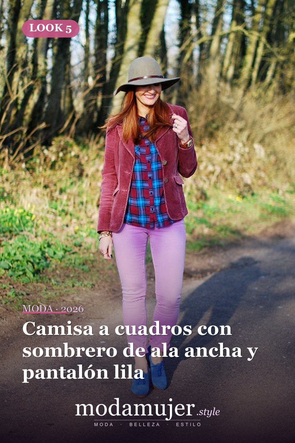 Camisa a cuadros con sombrero de ala ancha y pantalón lila — 18 trajes de chaqueta de pana para damas elegantes