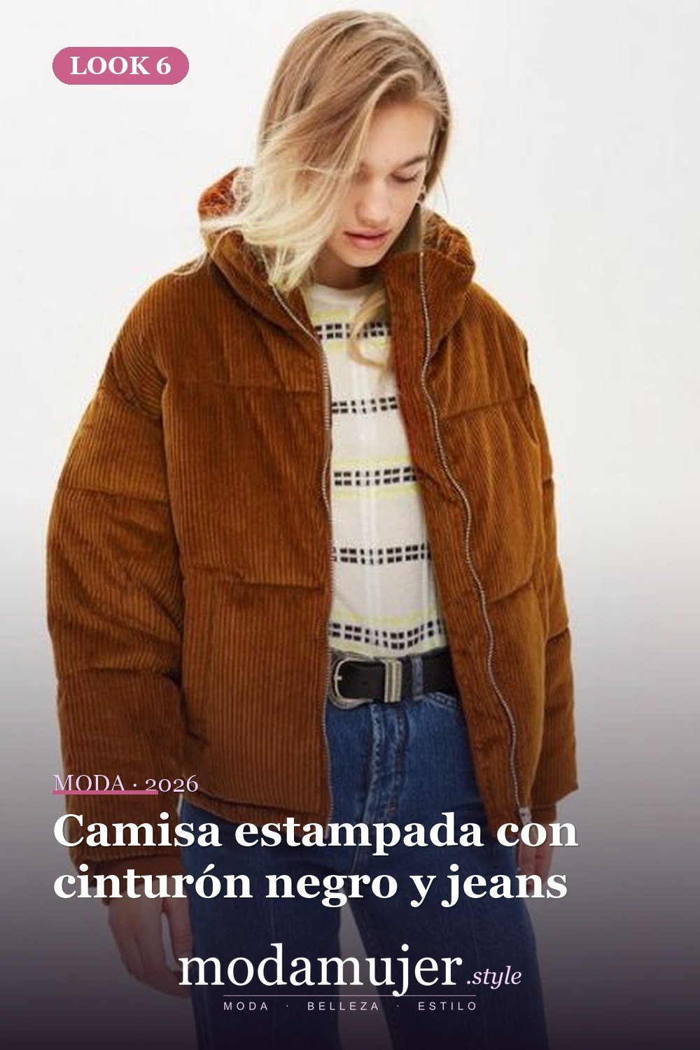 Camisa estampada con cinturón negro y jeans — 18 trajes de chaqueta de pana para damas elegantes