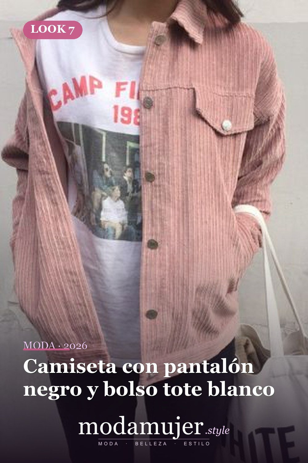 Camiseta con pantalón negro y bolso tote blanco — 18 trajes de chaqueta de pana para damas elegantes