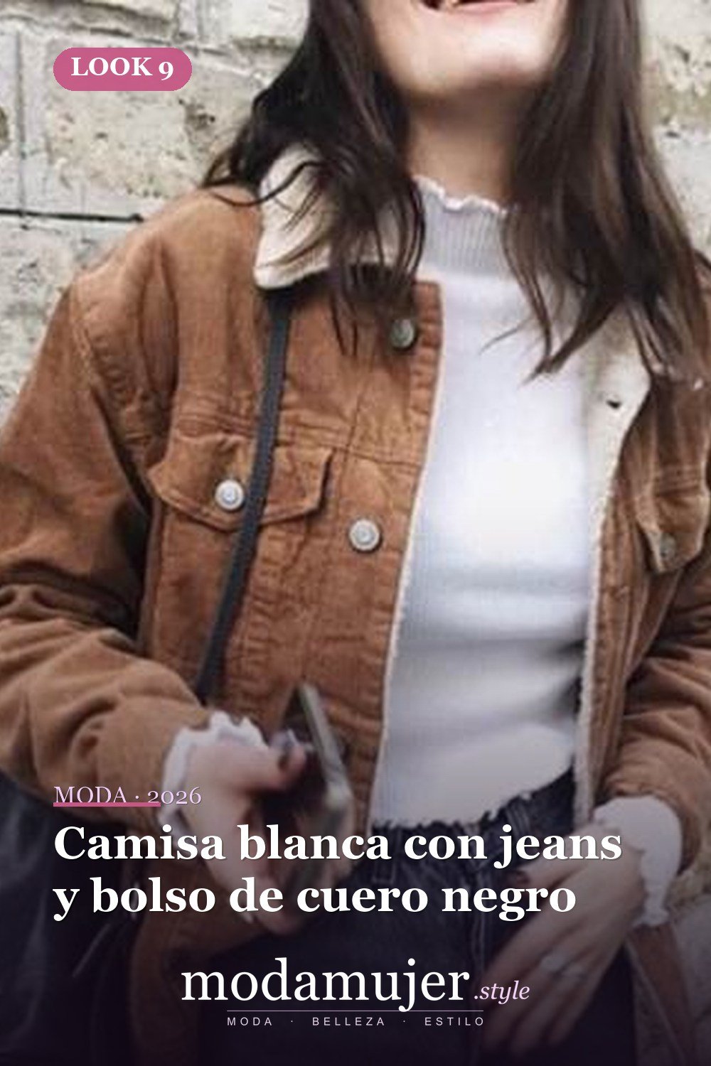 Camisa blanca con jeans y bolso de cuero negro — 18 trajes de chaqueta de pana para damas elegantes