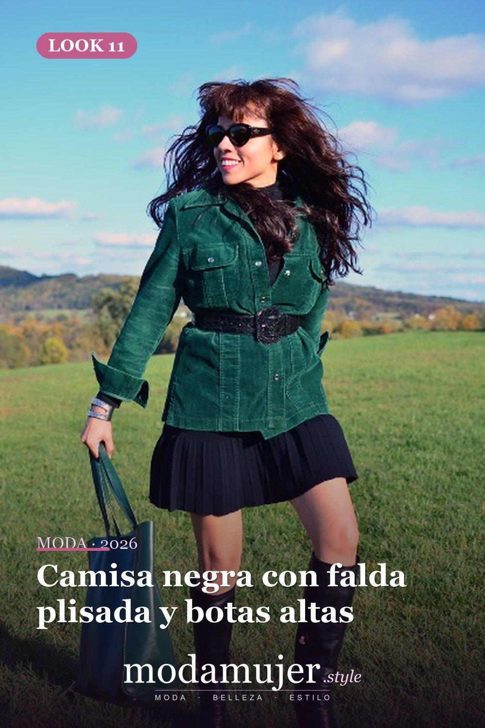 Camisa negra con falda plisada y botas altas — 18 trajes de chaqueta de pana para damas elegantes