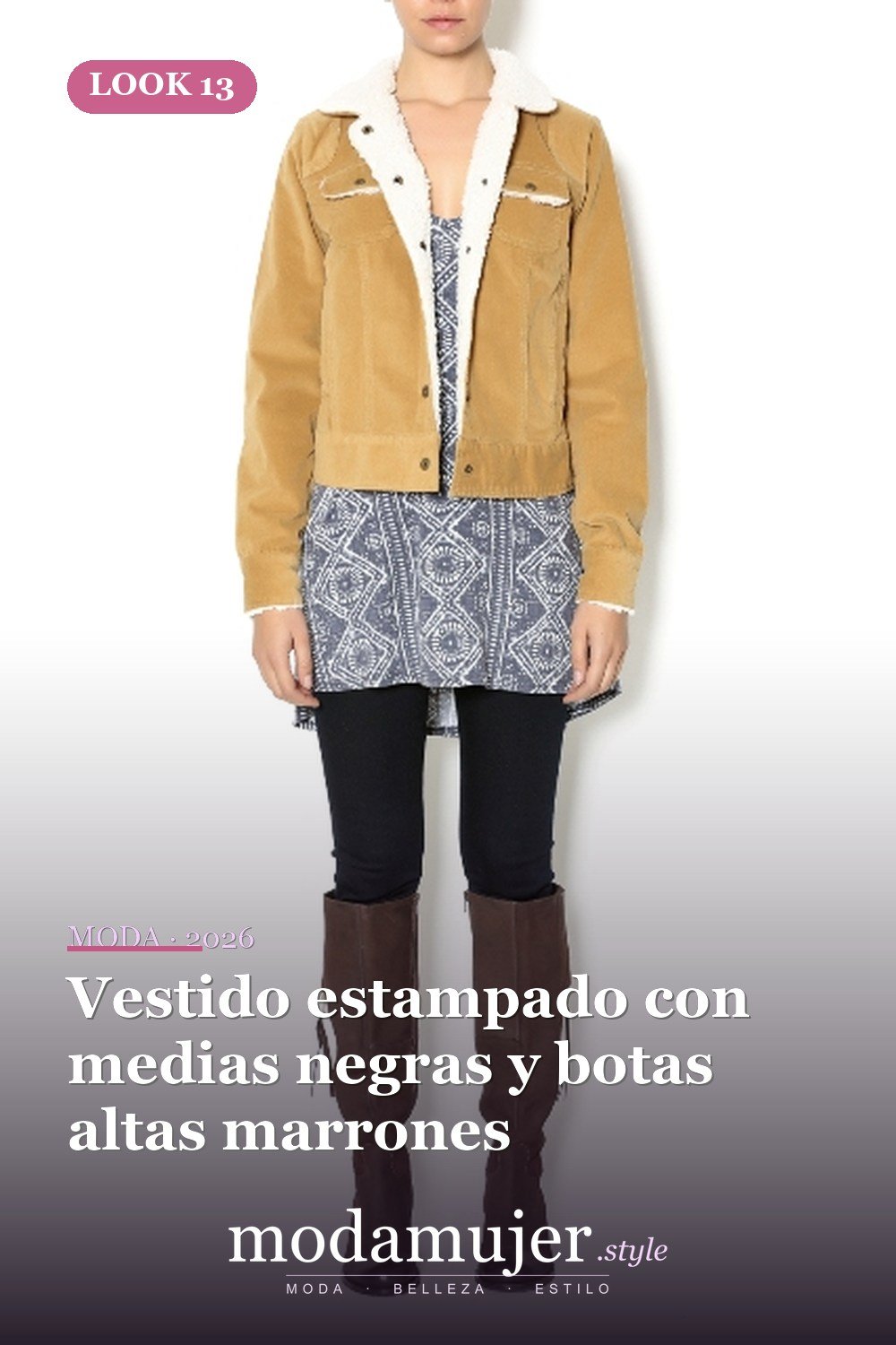 Vestido estampado con medias negras y botas altas marrones — 18 trajes de chaqueta de pana para damas elegantes