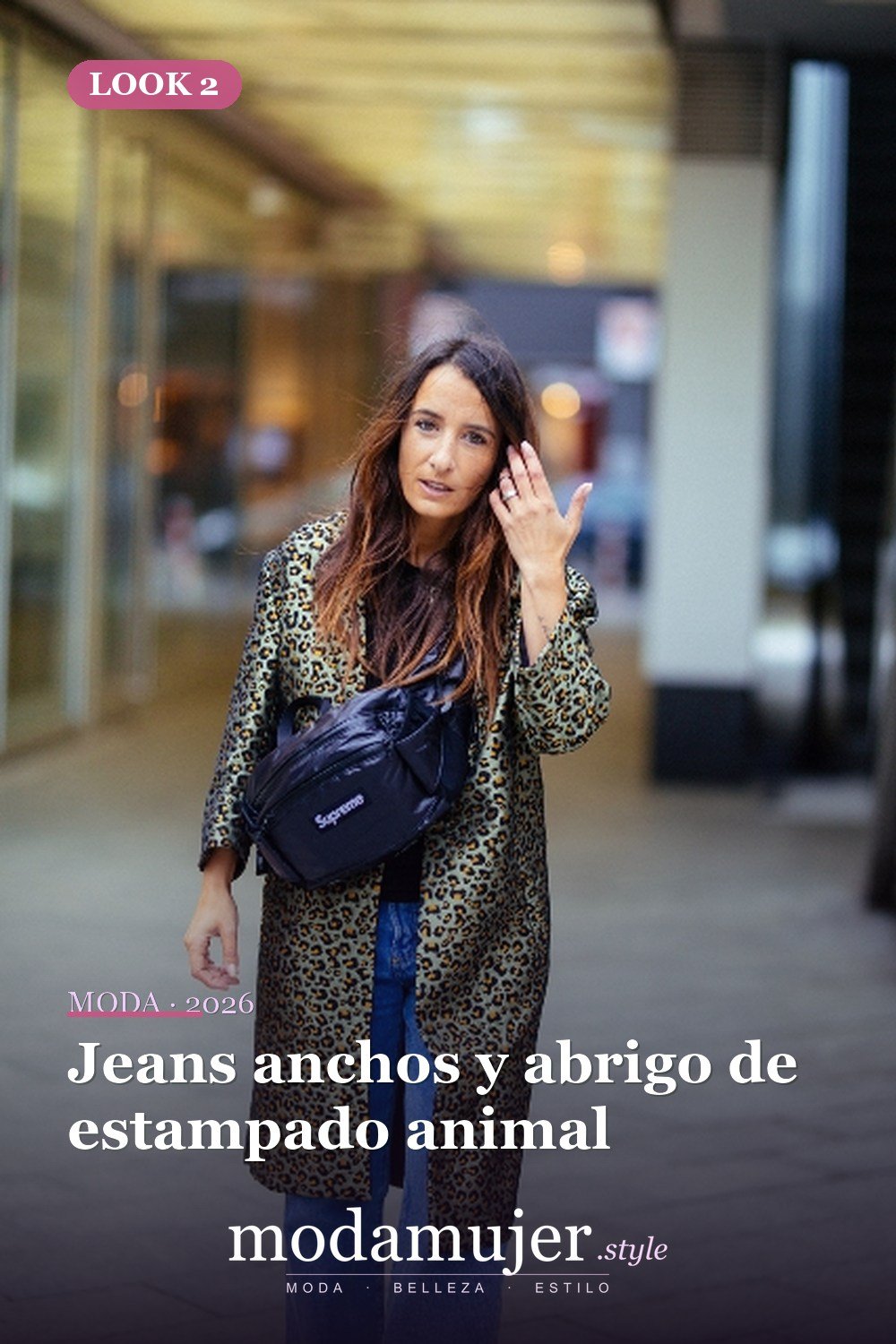 Jeans anchos y abrigo de estampado animal — 18 trajes de otoño con riñoneras para damas en 2026