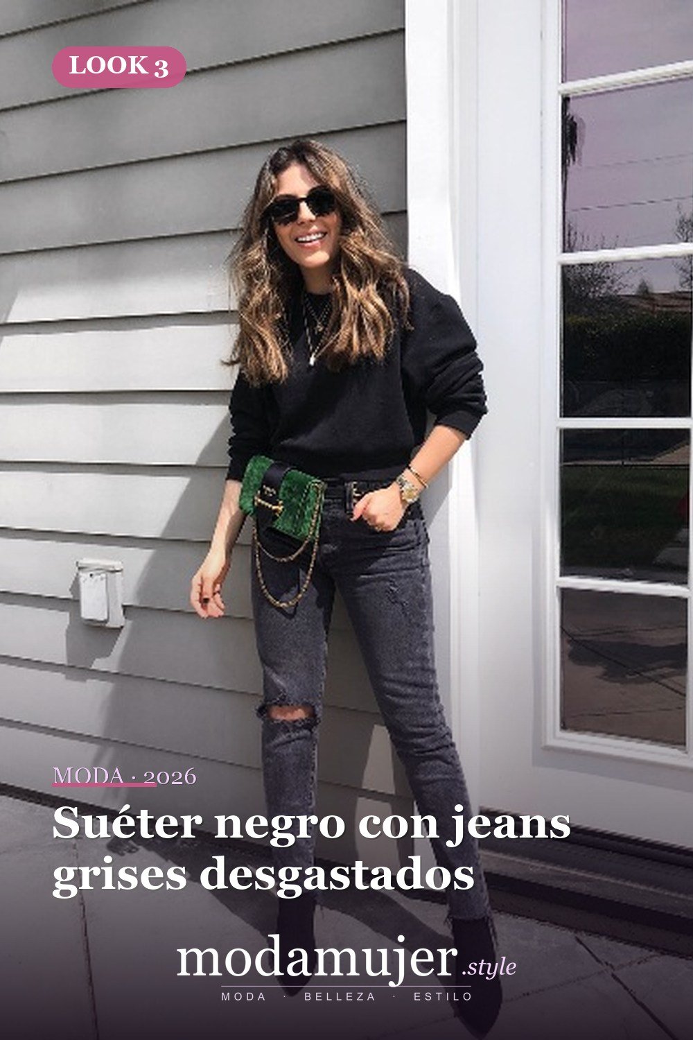 Suéter negro con jeans grises desgastados — 18 trajes de otoño con riñoneras para damas en 2026