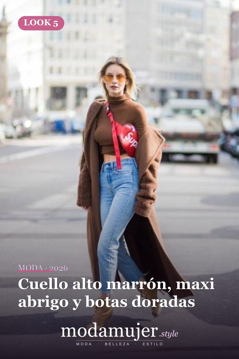 Cuello alto marrón, maxi abrigo y botas doradas — 18 trajes de otoño con riñoneras para damas en 2026