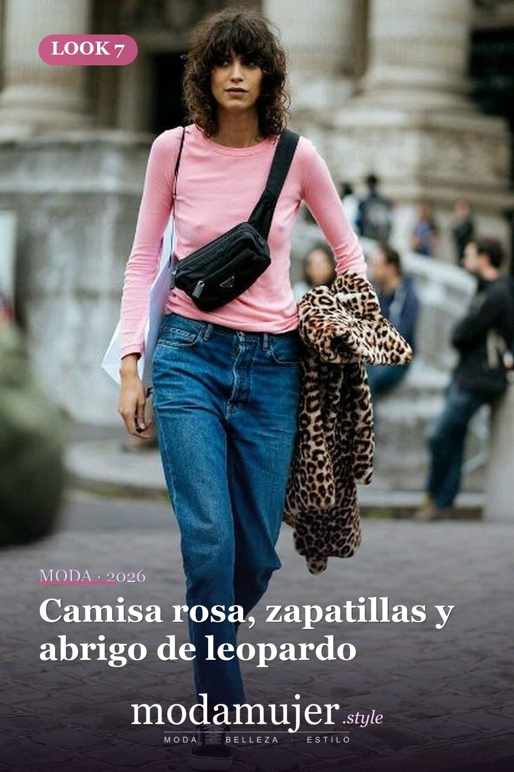 Camisa rosa, zapatillas y abrigo de leopardo — 18 trajes de otoño con riñoneras para damas en 2026