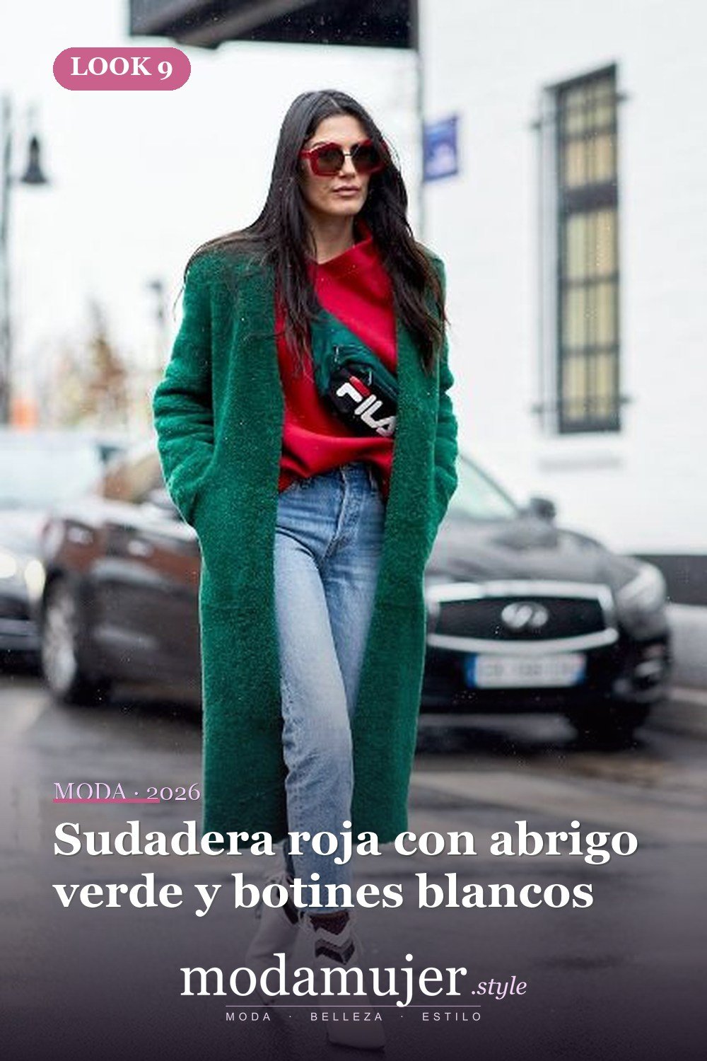 Sudadera roja con abrigo verde y botines blancos — 18 trajes de otoño con riñoneras para damas en 2026