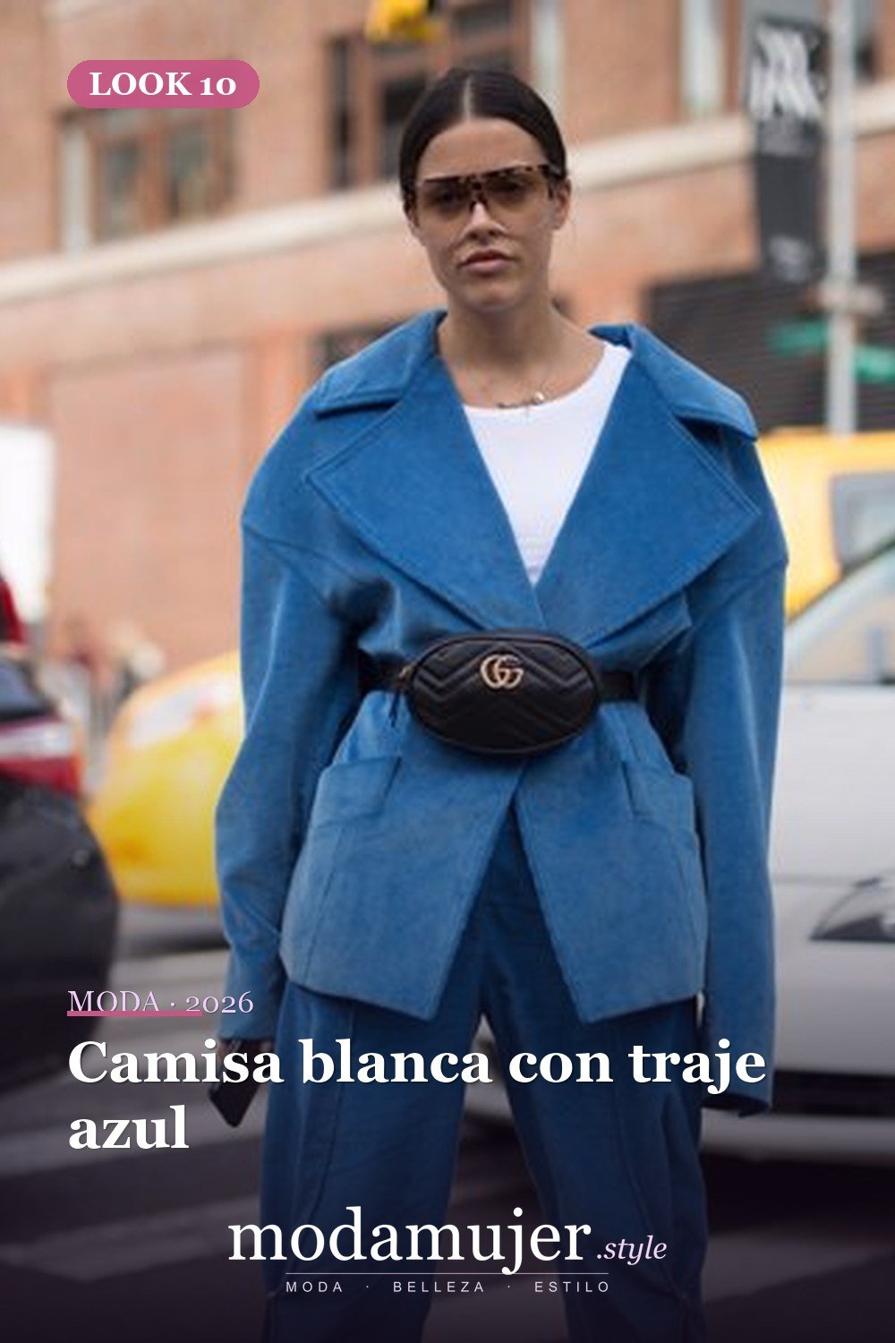 Camisa blanca con traje azul — 18 trajes de otoño con riñoneras para damas en 2026