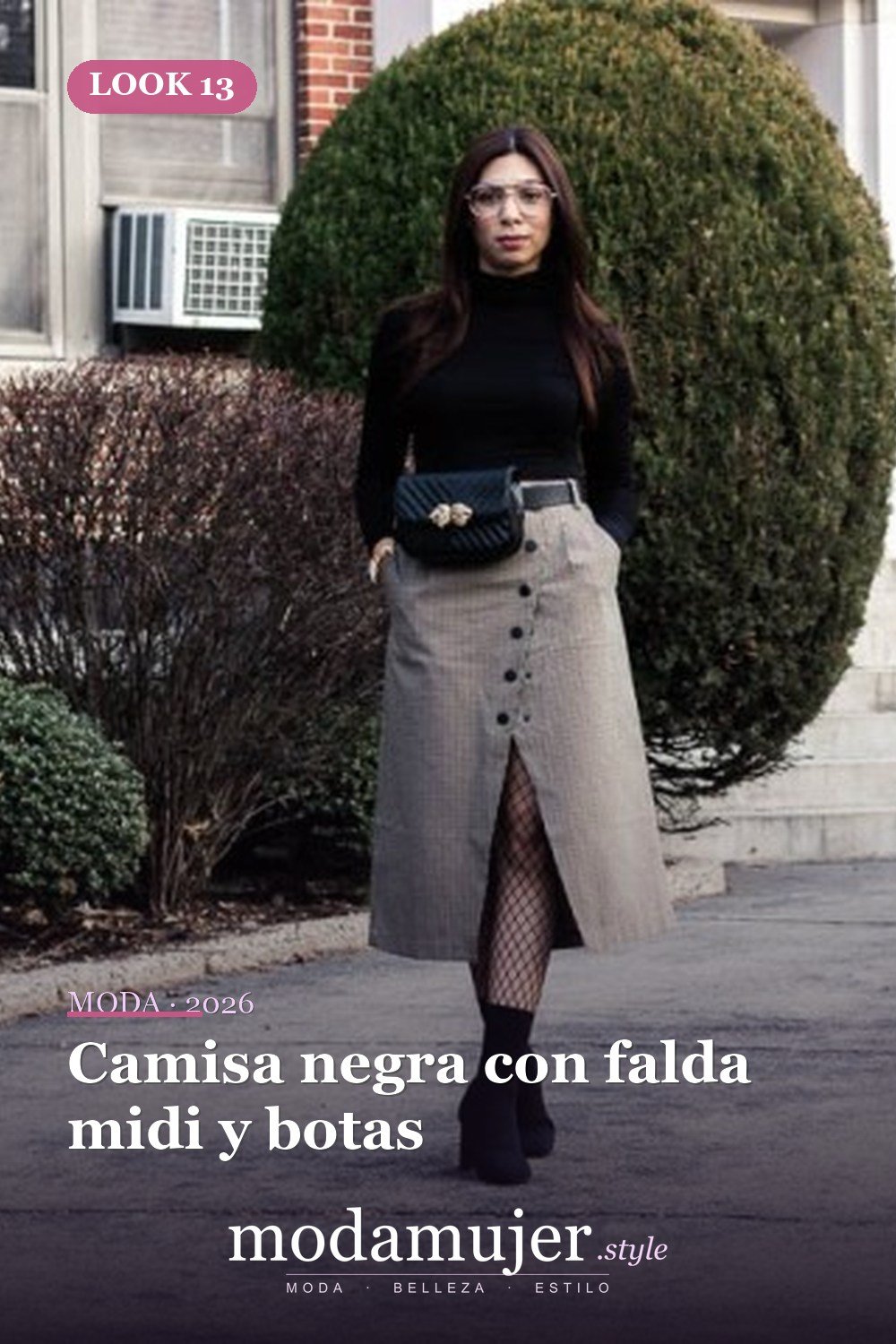 Camisa negra con falda midi y botas — 18 trajes de otoño con riñoneras para damas en 2026