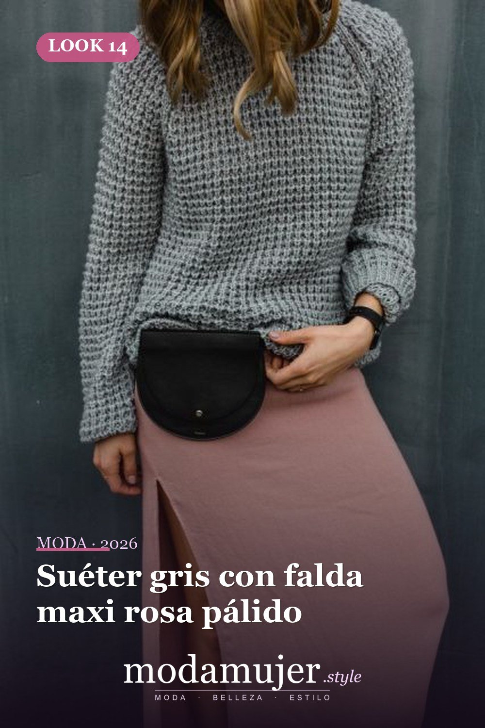 Suéter gris con falda maxi rosa pálido — 18 trajes de otoño con riñoneras para damas en 2026