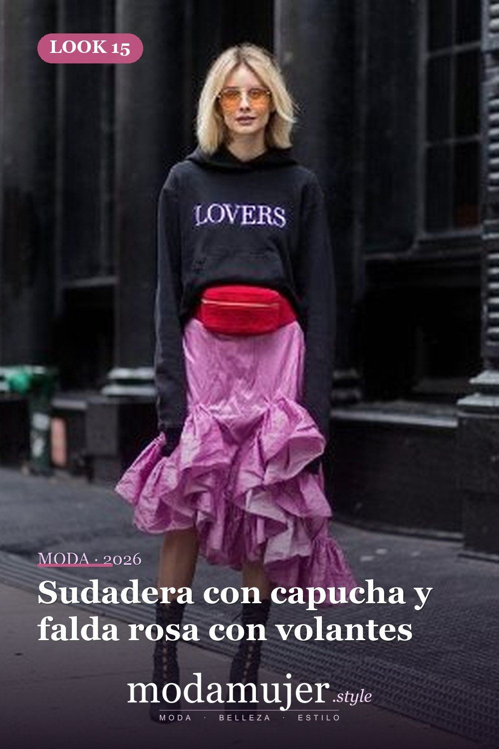 Sudadera con capucha y falda rosa con volantes — 18 trajes de otoño con riñoneras para damas en 2026
