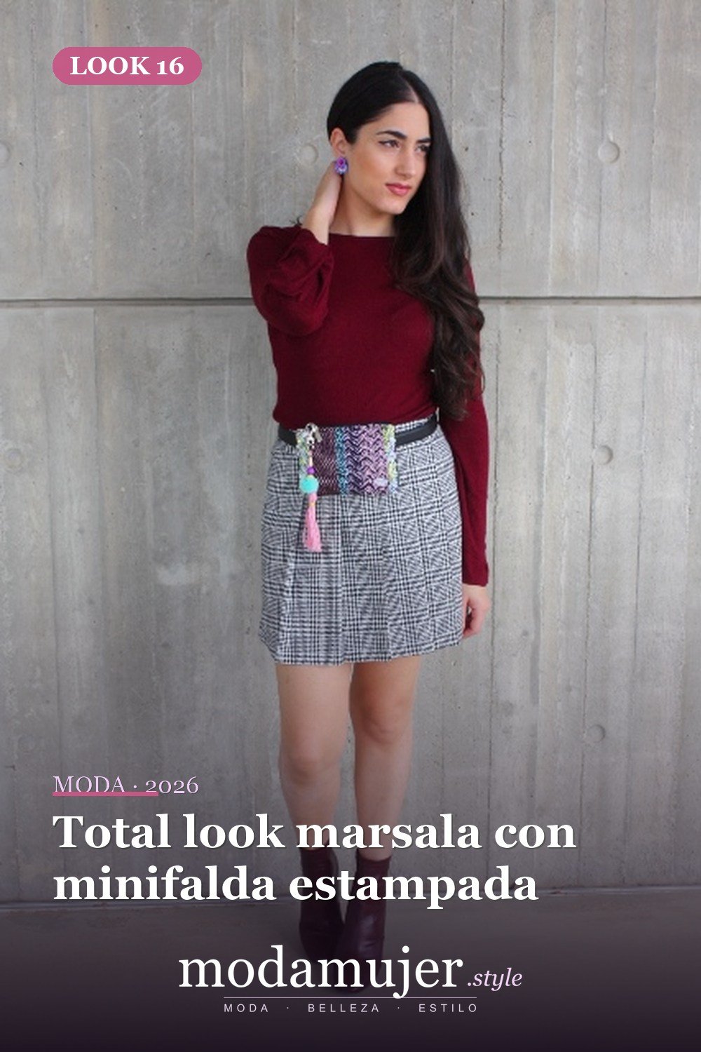 Total look marsala con minifalda estampada — 18 trajes de otoño con riñoneras para damas en 2026