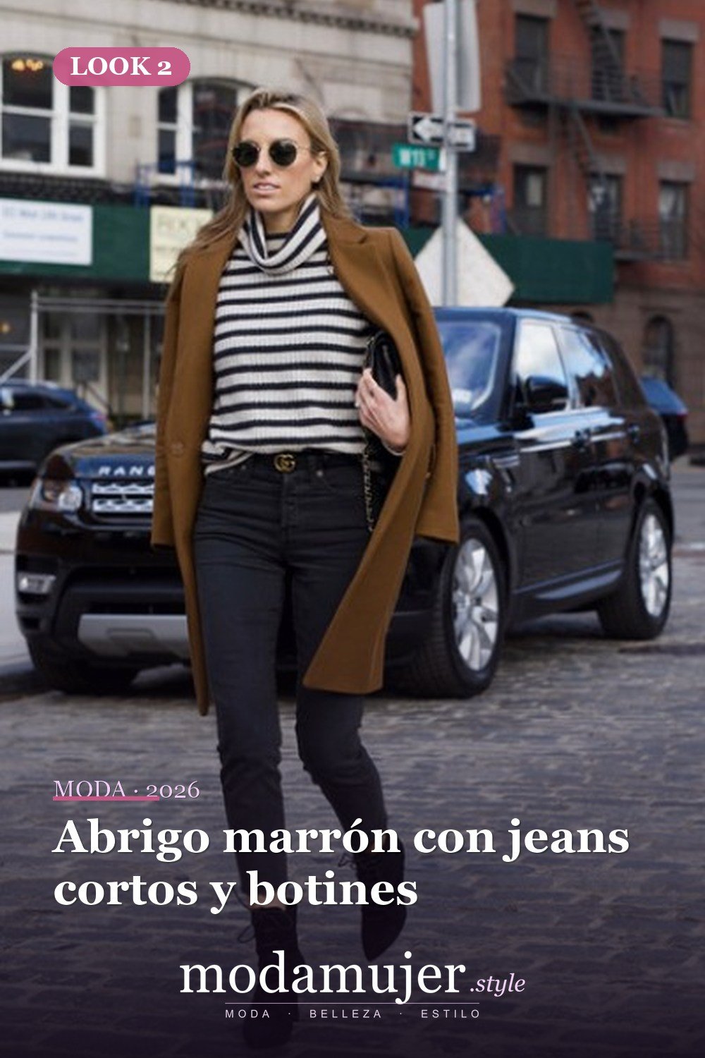 Abrigo marrón con jeans cortos y botines — 18 trajes elegantes con cuellos de tortuga a rayas