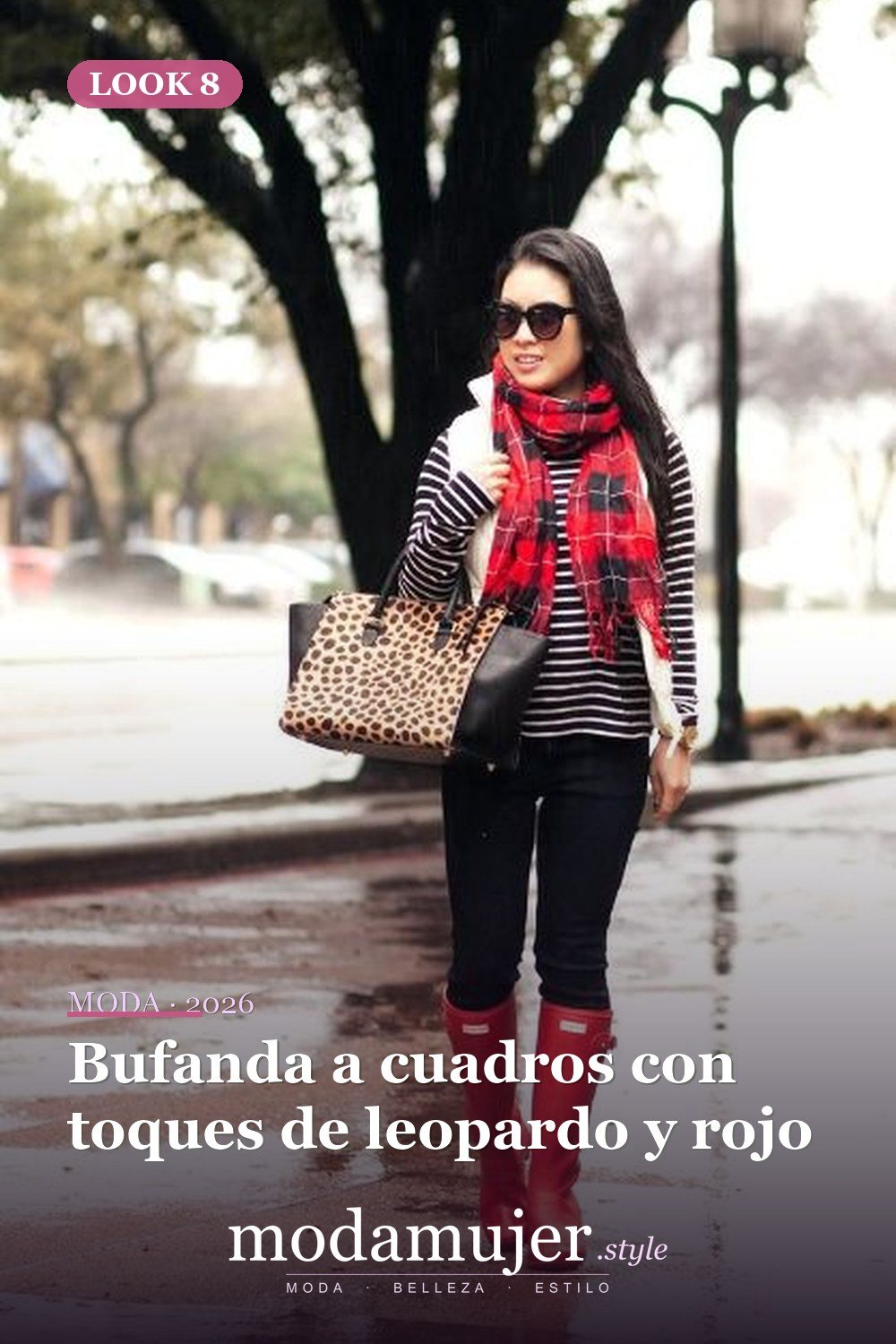 Bufanda a cuadros con toques de leopardo y rojo — 18 trajes elegantes con cuellos de tortuga a rayas