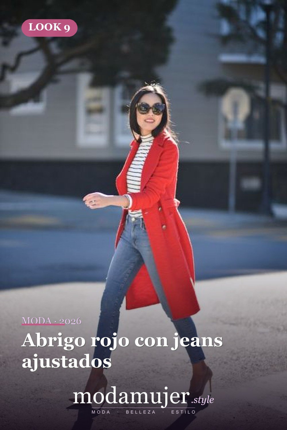 Abrigo rojo con jeans ajustados — 18 trajes elegantes con cuellos de tortuga a rayas