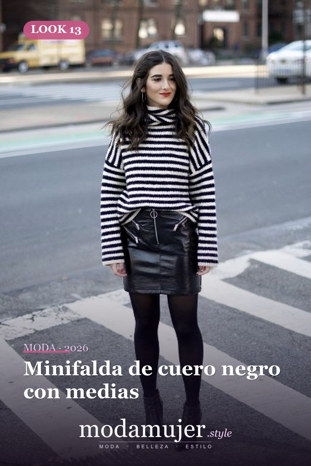 Minifalda de cuero negro con medias — 18 trajes elegantes con cuellos de tortuga a rayas