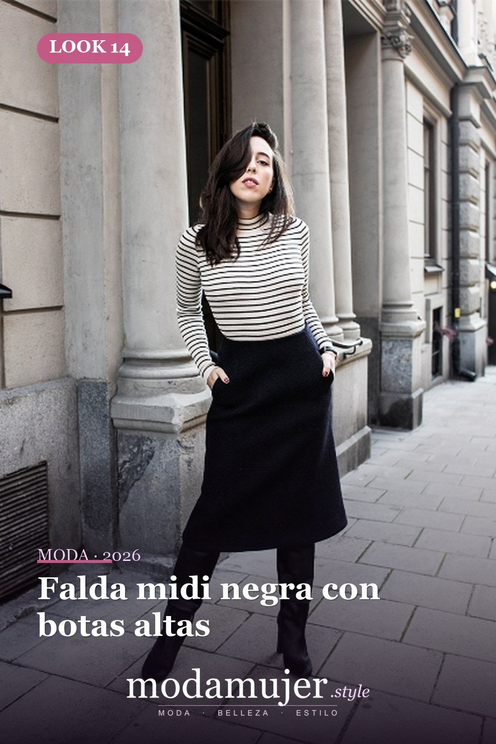 Falda midi negra con botas altas — 18 trajes elegantes con cuellos de tortuga a rayas