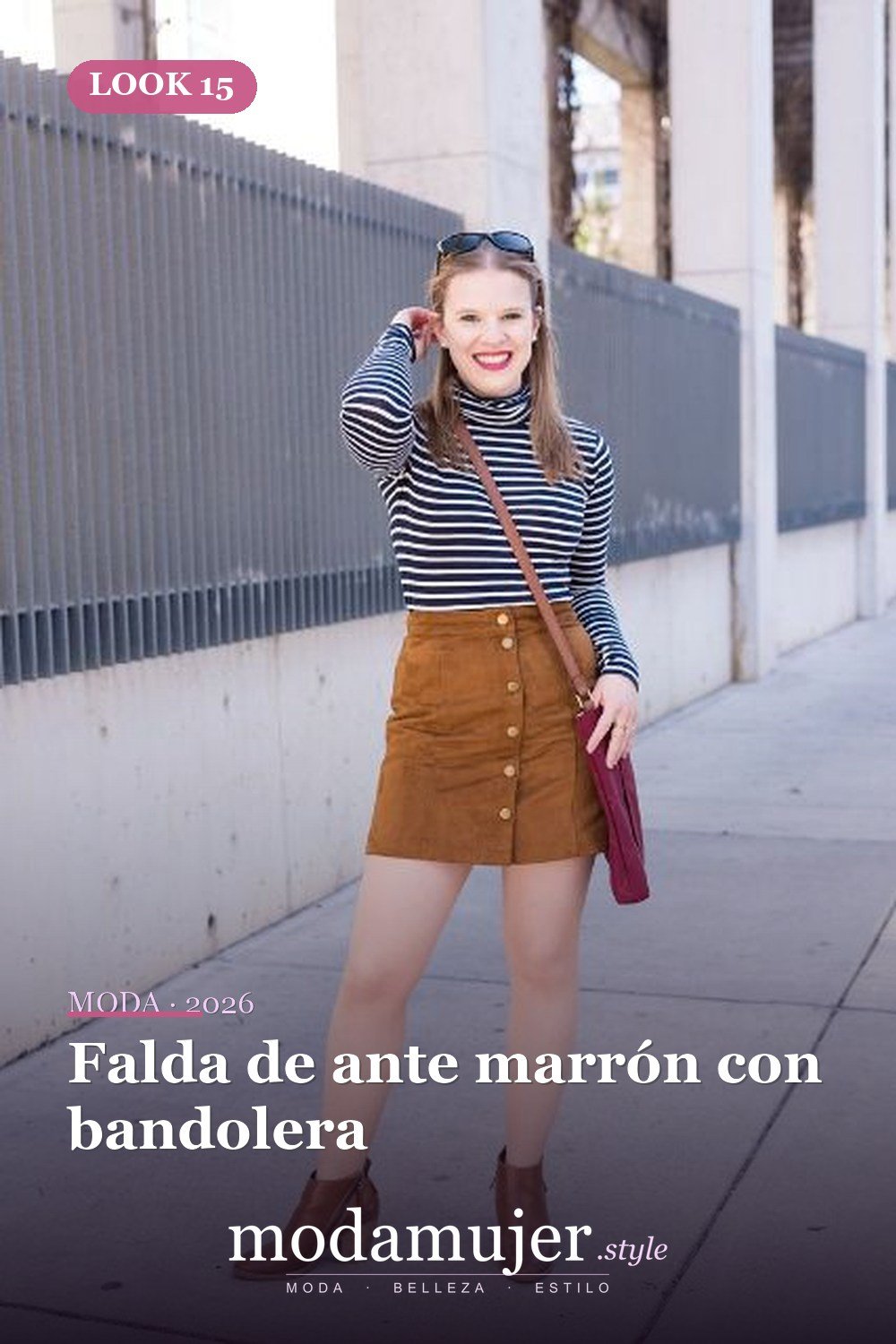 Falda de ante marrón con bandolera — 18 trajes elegantes con cuellos de tortuga a rayas