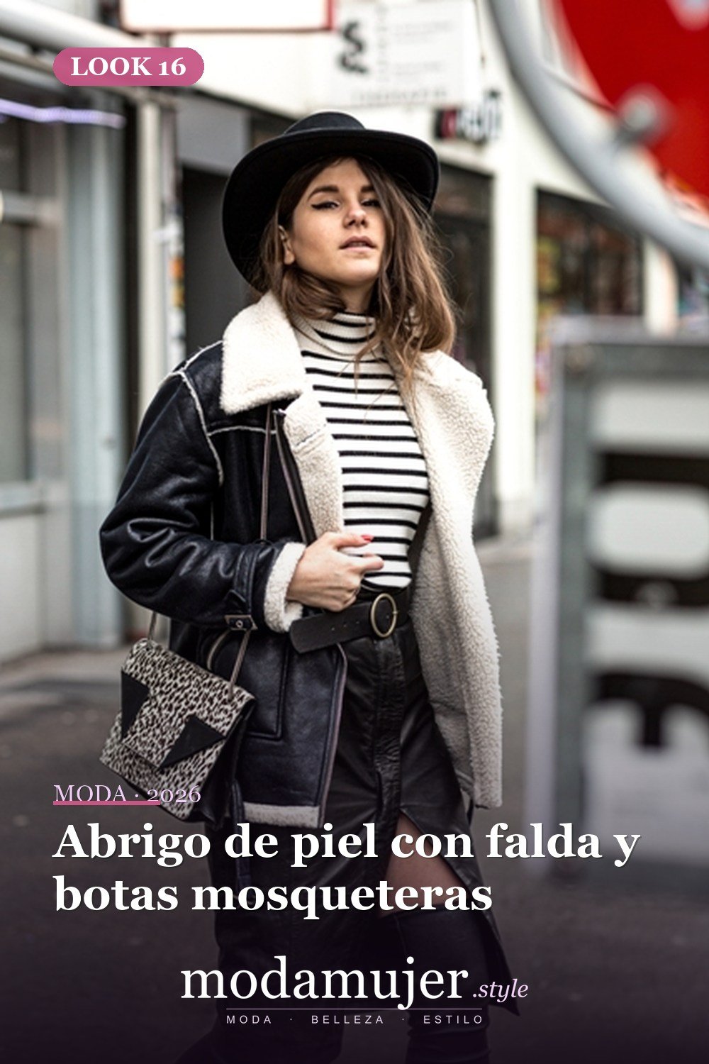 Abrigo de piel con falda y botas mosqueteras — 18 trajes elegantes con cuellos de tortuga a rayas