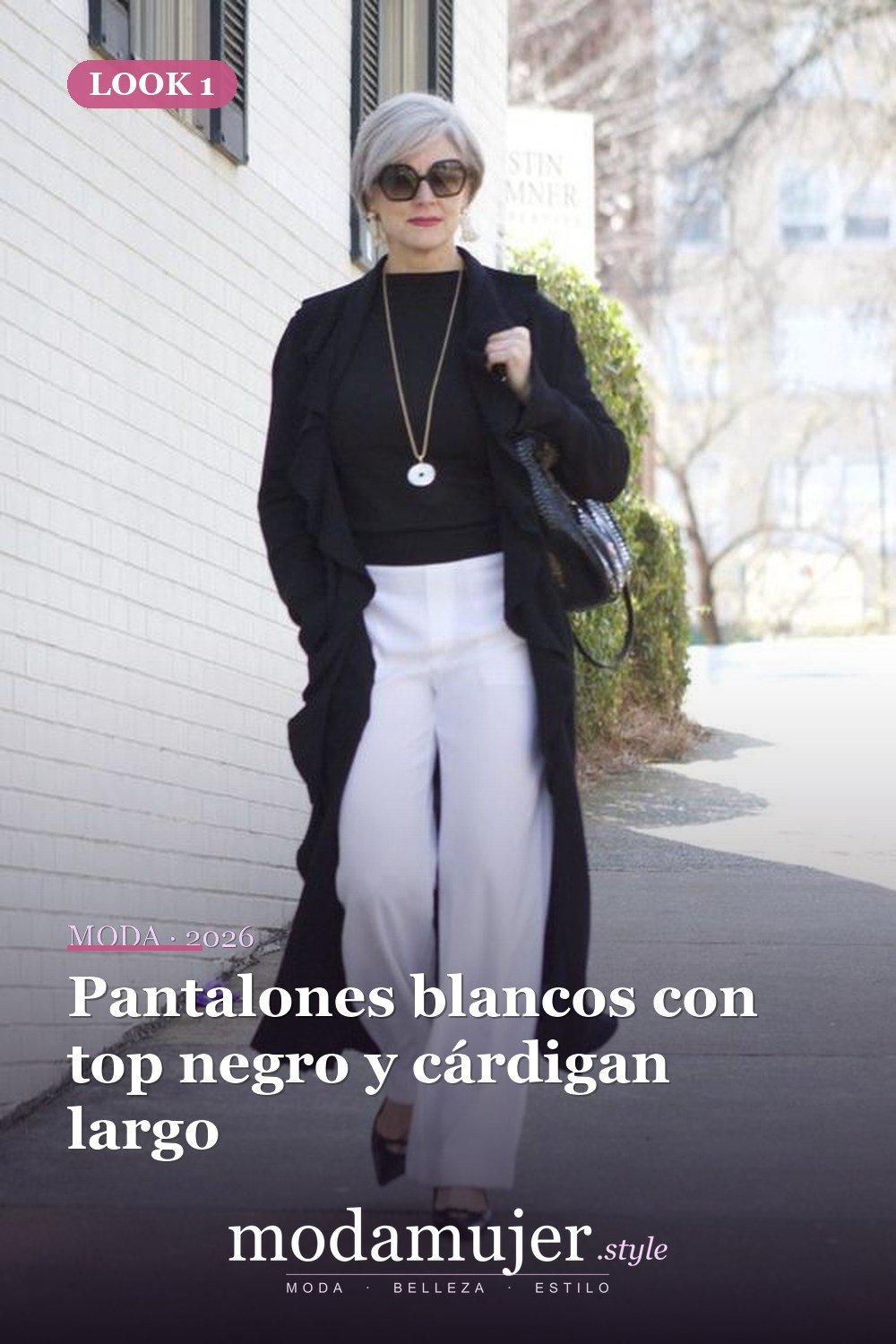 Pantalones blancos con top negro y cárdigan largo — 20 ideas de ropa y accesorios para lucir más joven en 2026
