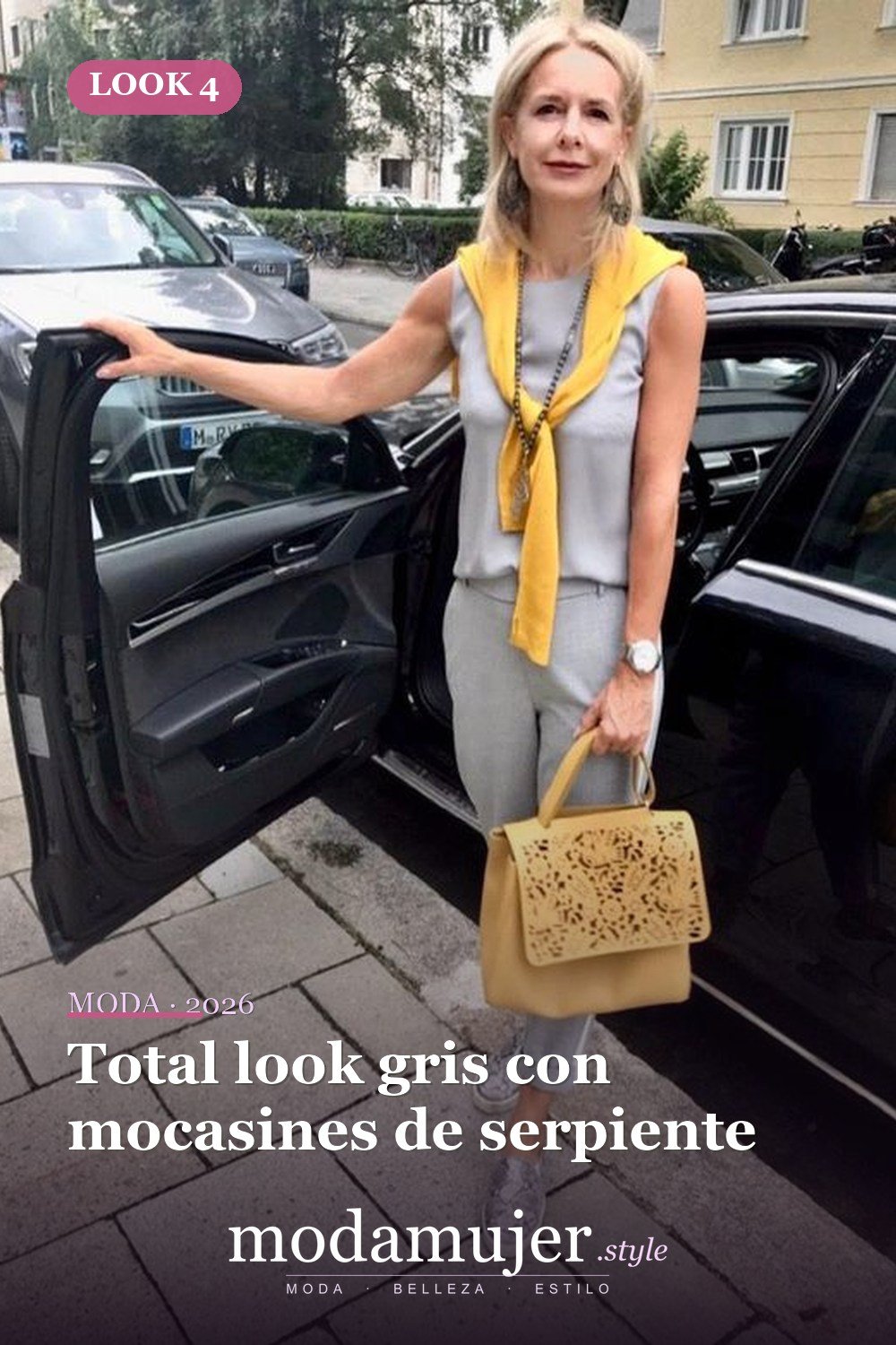 Total look gris con mocasines de serpiente — 20 ideas de ropa y accesorios para lucir más joven en 2026