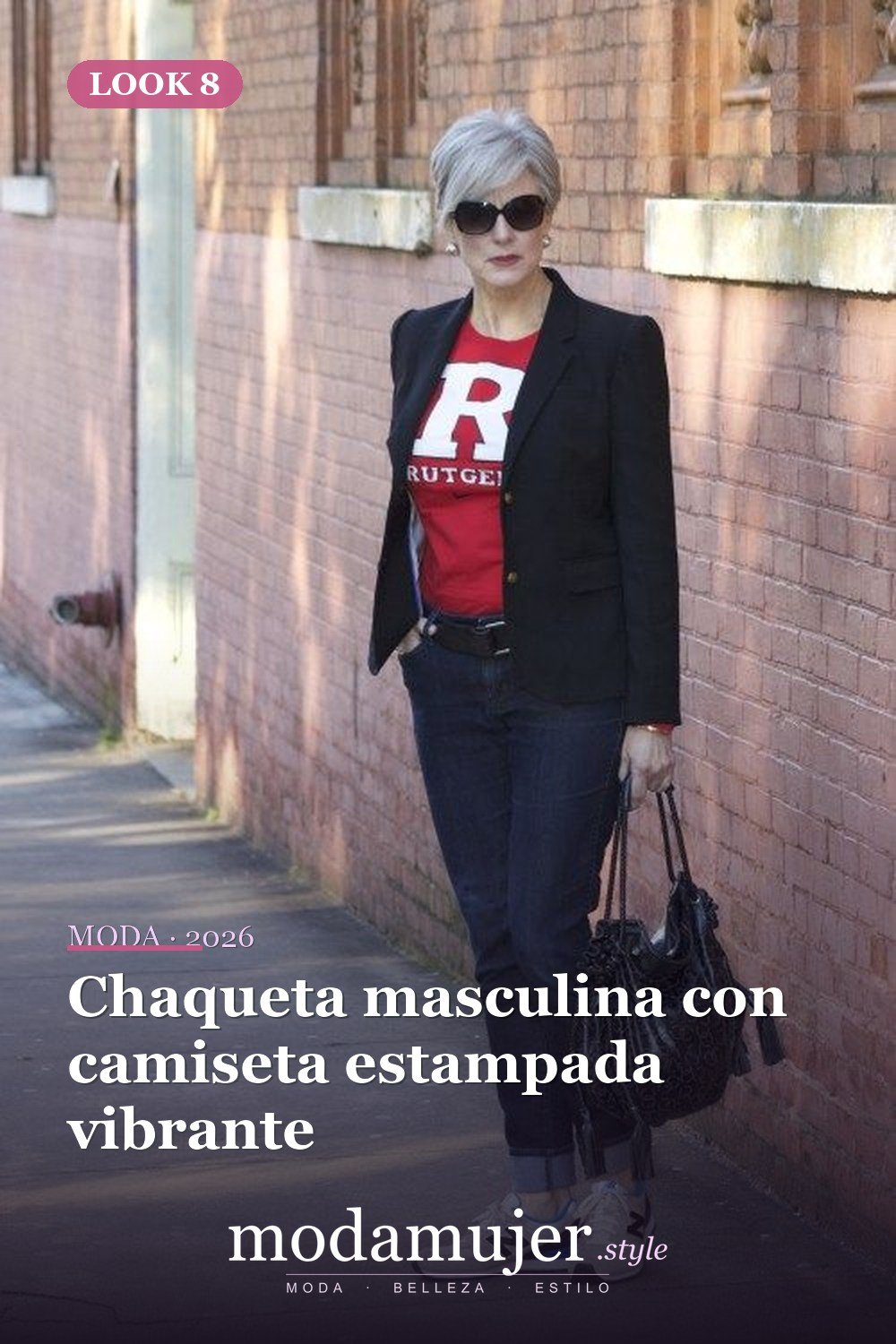 Chaqueta masculina con camiseta estampada vibrante — 20 ideas de ropa y accesorios para lucir más joven en 2026