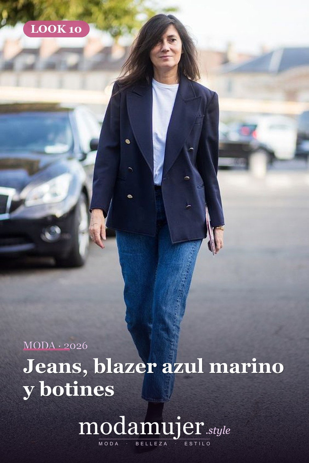 Jeans, blazer azul marino y botines — 20 ideas de ropa y accesorios para lucir más joven en 2026