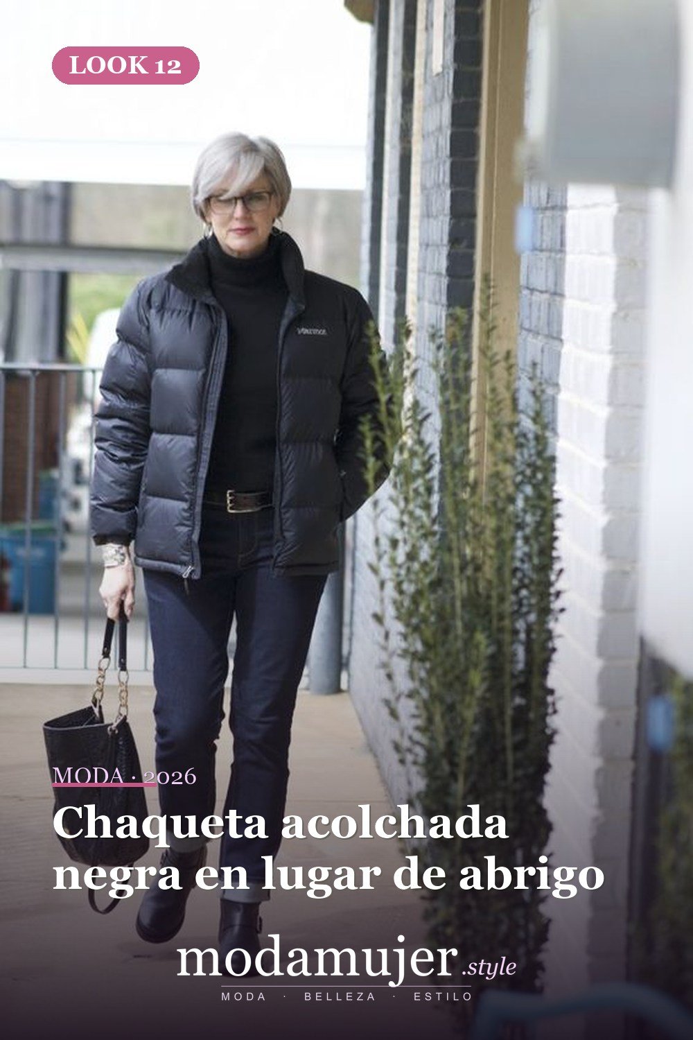 Chaqueta acolchada negra en lugar de abrigo — 20 ideas de ropa y accesorios para lucir más joven en 2026