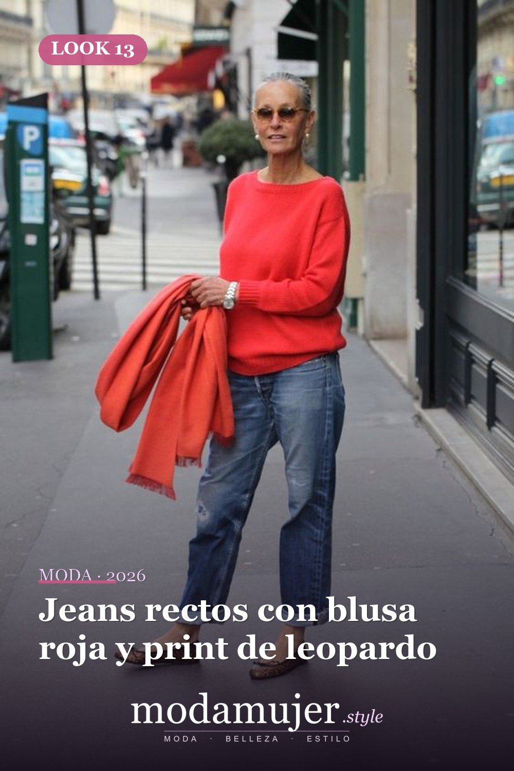 Jeans rectos con blusa roja y print de leopardo — 20 ideas de ropa y accesorios para lucir más joven en 2026
