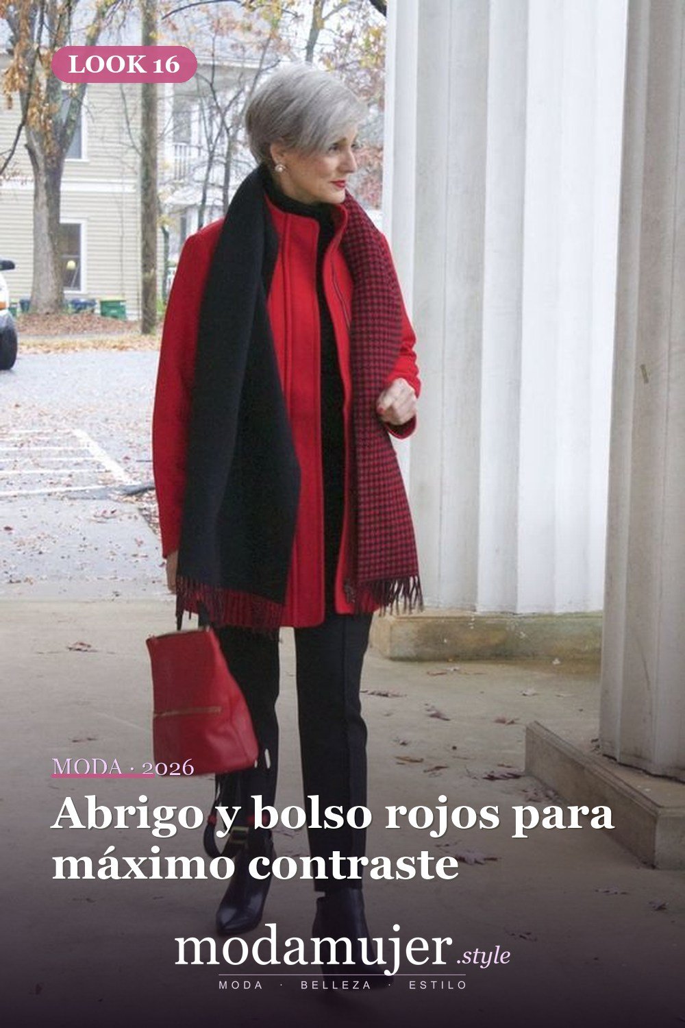 Abrigo y bolso rojos para máximo contraste — 20 ideas de ropa y accesorios para lucir más joven en 2026