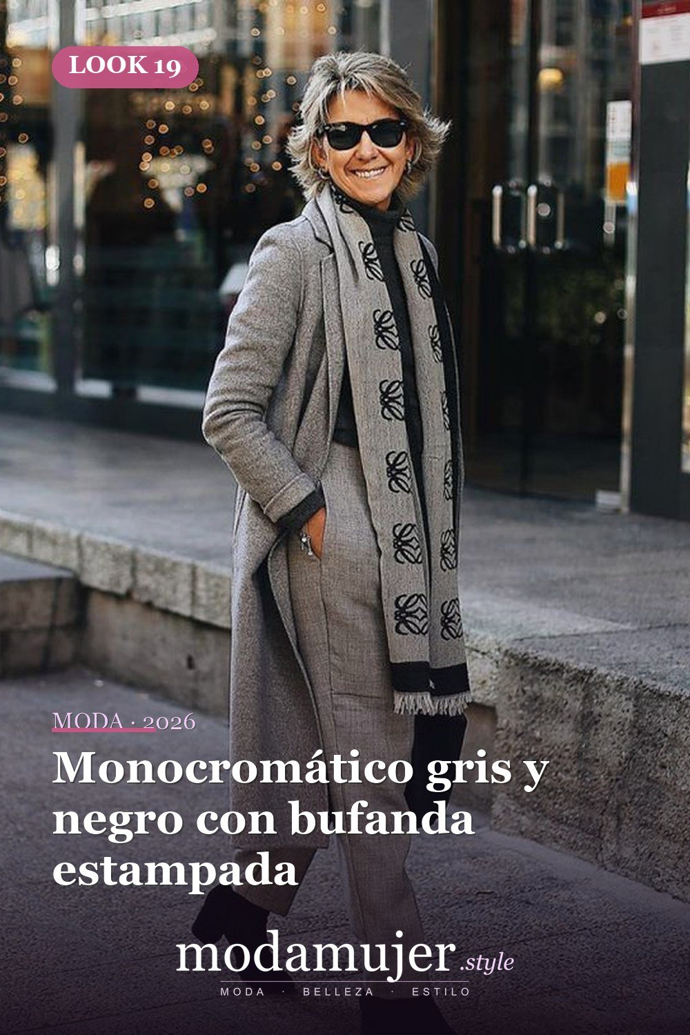 Monocromático gris y negro con bufanda estampada — 20 ideas de ropa y accesorios para lucir más joven en 2026