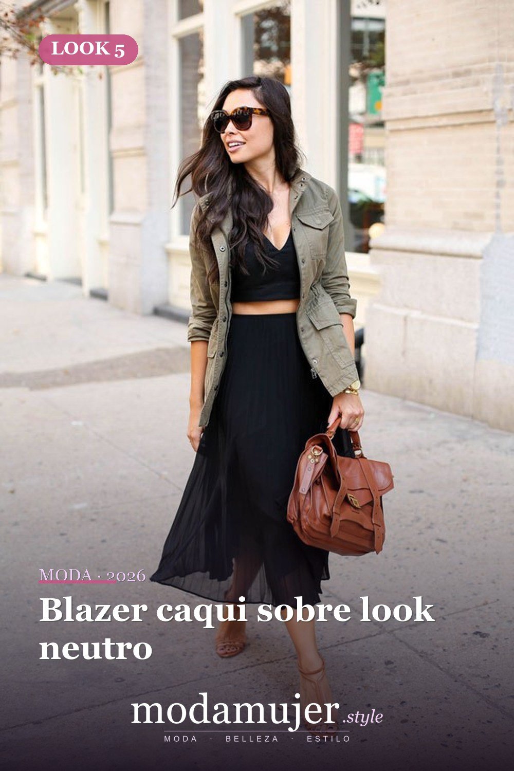 Blazer caqui sobre look neutro — 20 maneras bonitas de usar atuendo de color caqui