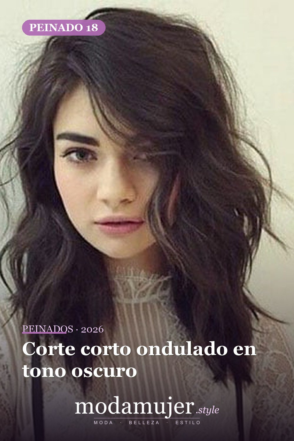 Corte corto ondulado en tono oscuro — 20 mejores cabellos cortos para cabello ondulado