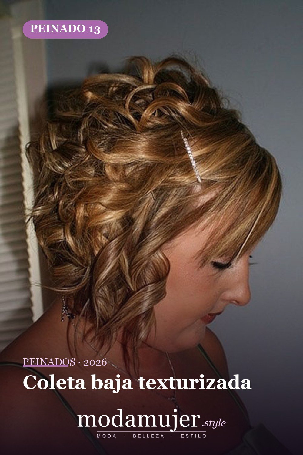 Coleta baja texturizada — 20 peinados lindos y fáciles para cabello corto