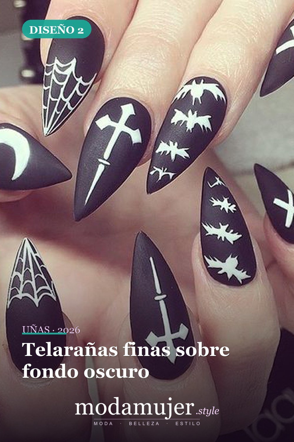 Telarañas finas sobre fondo oscuro — 20 tips de arte de uñas de Halloween fáciles y geniales