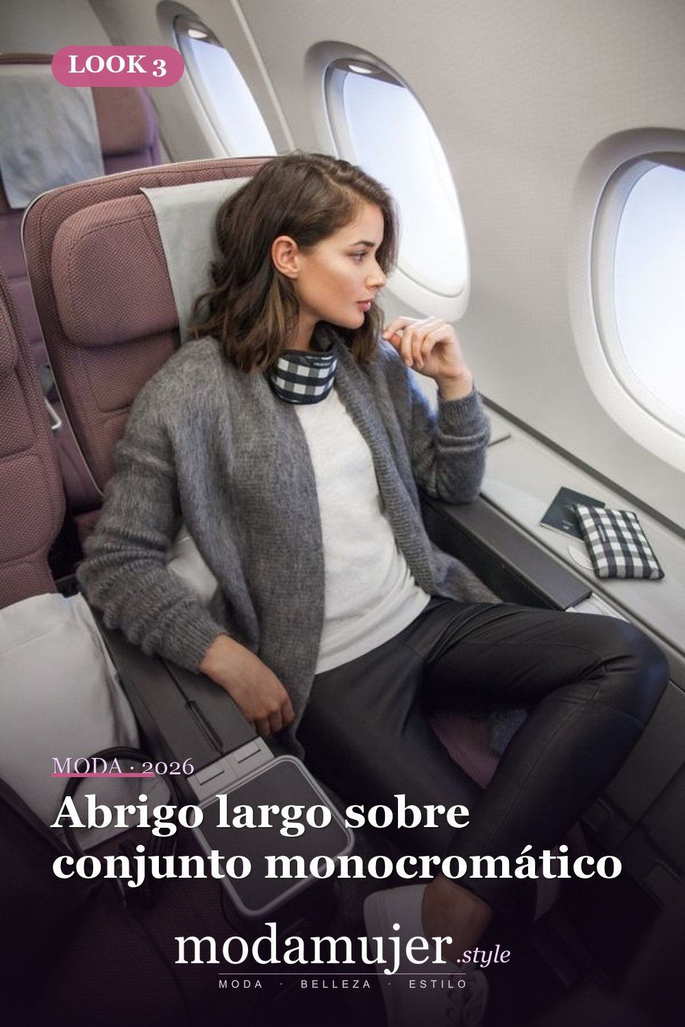 Abrigo largo sobre conjunto monocromático — 21 ideas de trajes de viaje de otoño para chicas que siempre están en movimiento