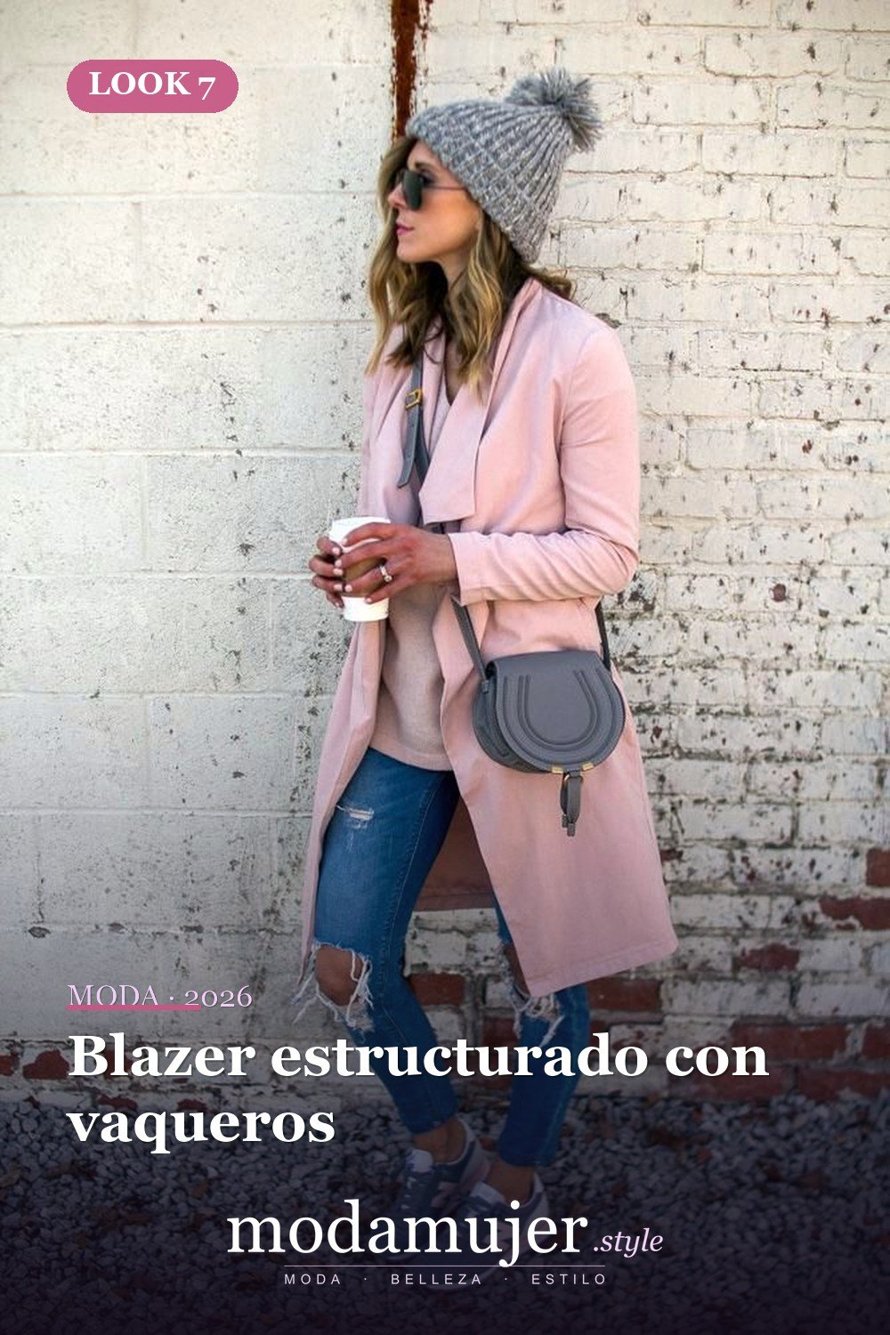 Blazer estructurado con vaqueros — 21 ideas de trajes de viaje de otoño para chicas que siempre están en movimiento