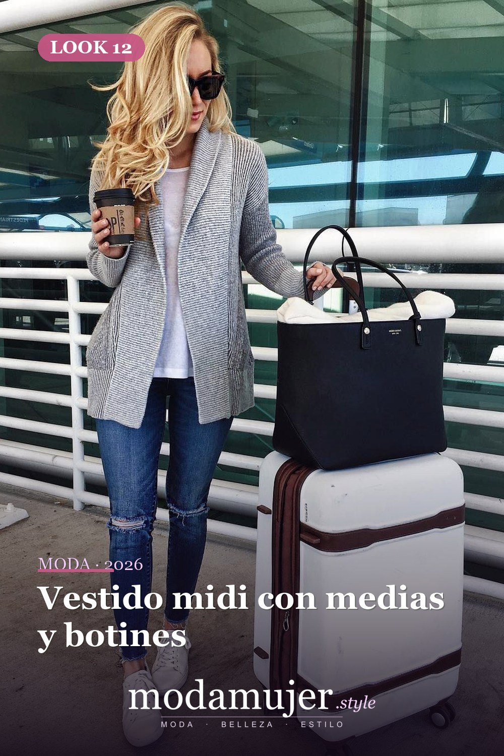 Vestido midi con medias y botines — 21 ideas de trajes de viaje de otoño para chicas que siempre están en movimiento