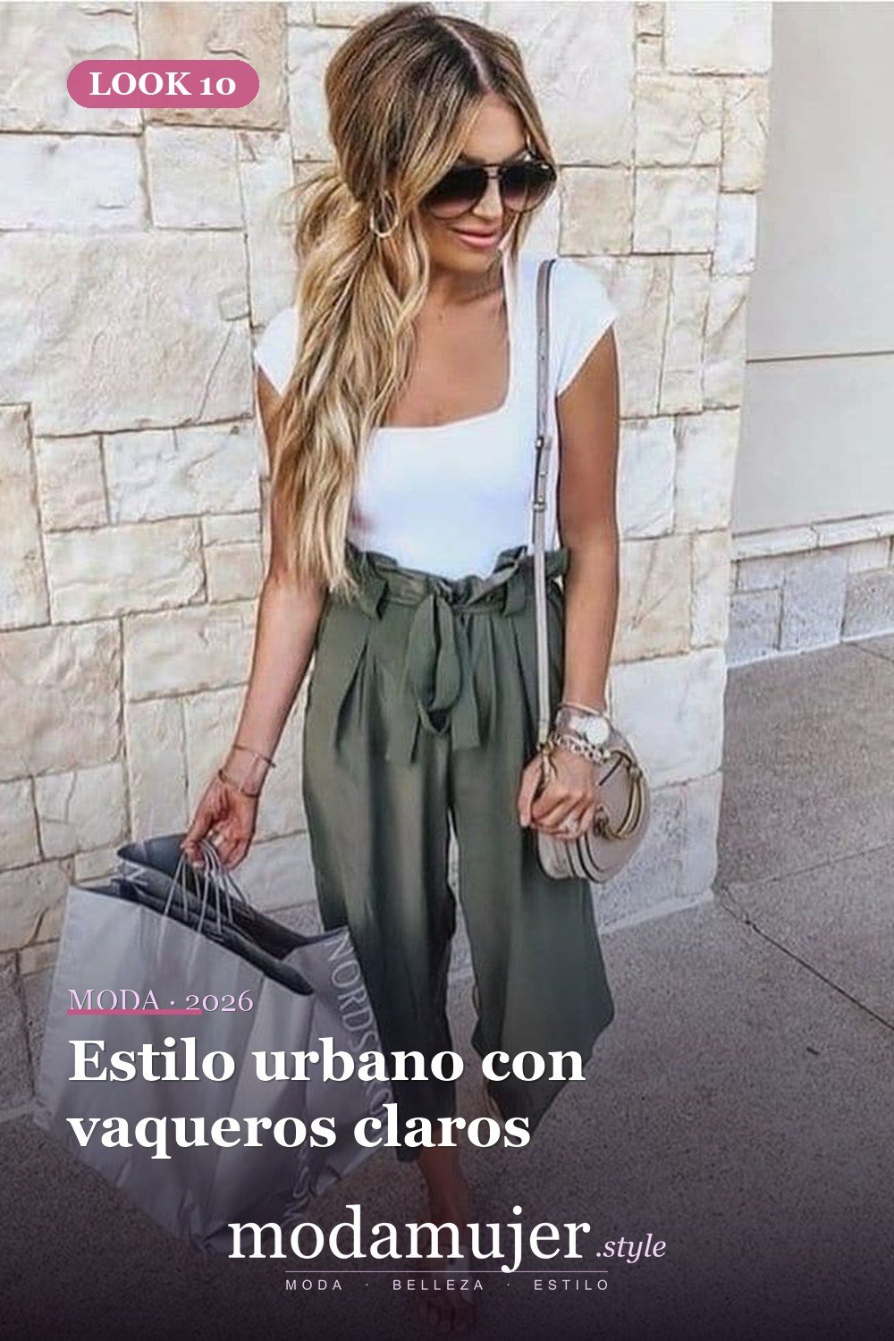 Estilo urbano con vaqueros claros — 21 conjuntos de moda de verano con encanto para mujeres