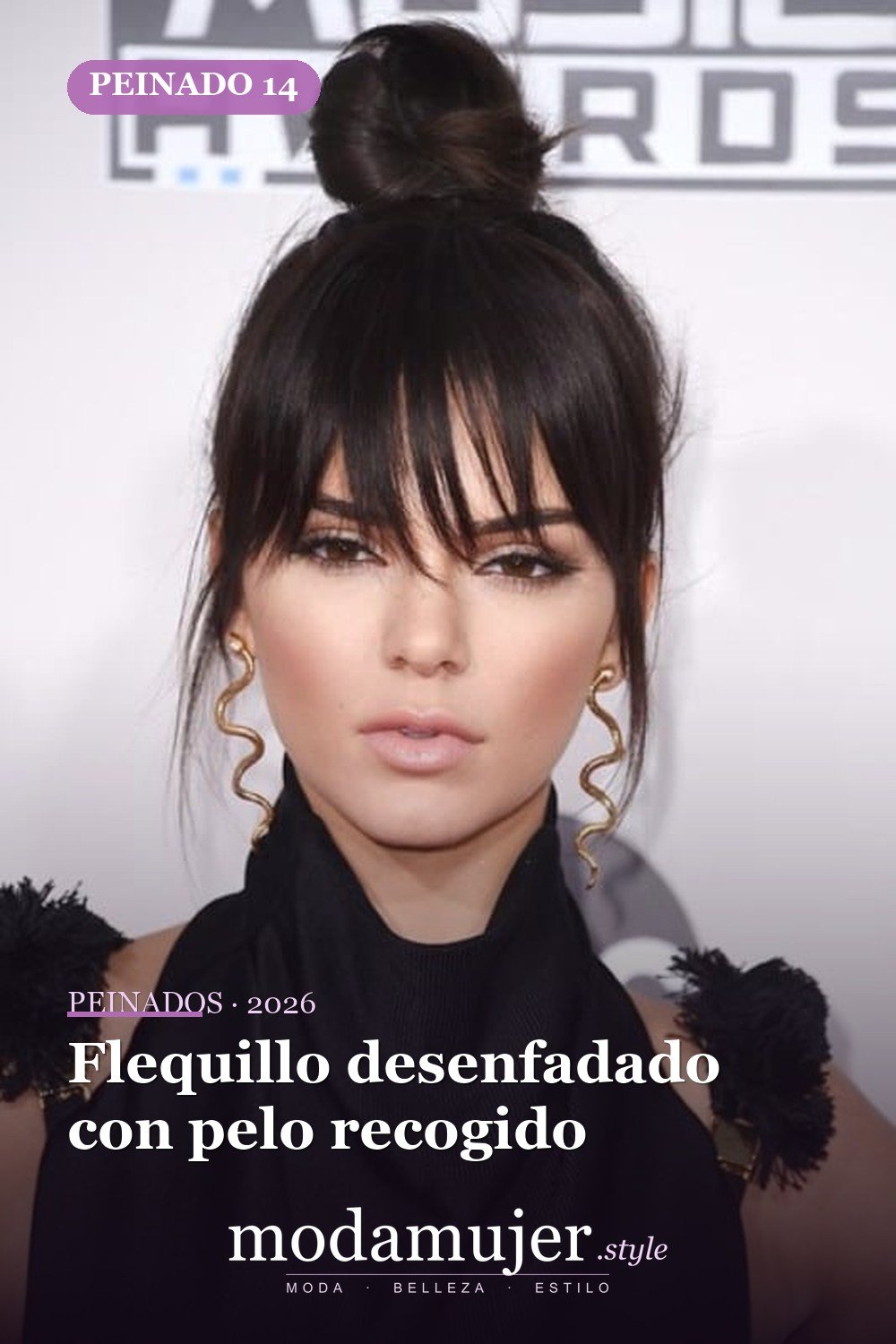 Flequillo desenfadado con pelo recogido — 24 cortes de pelo de moda para mujeres con flequillo para probar