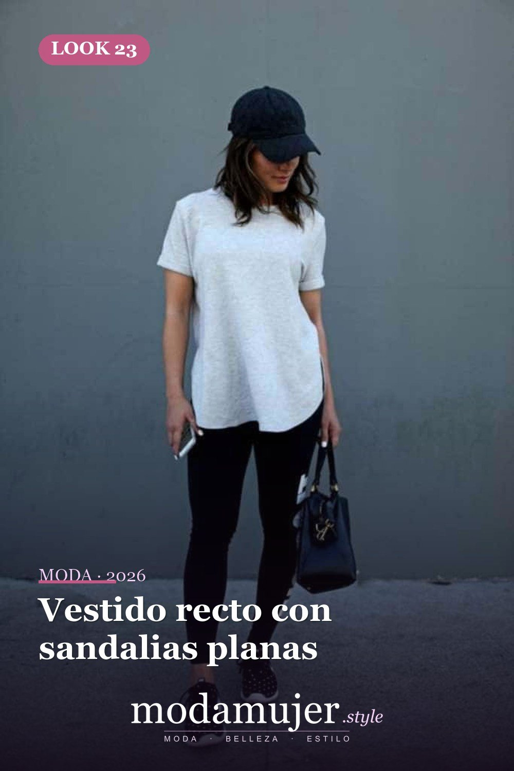 Vestido recto con sandalias planas — 24 ideas de outfits minimalistas para lucir elegante en 2026