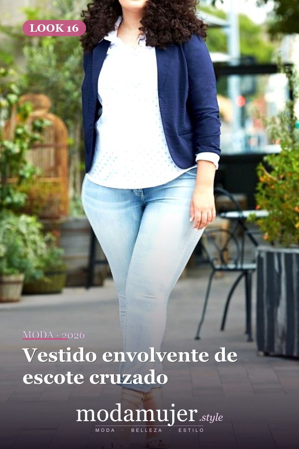 Vestido envolvente de escote cruzado — 24 ideas de trajes casuales de talla grande para verano 2026