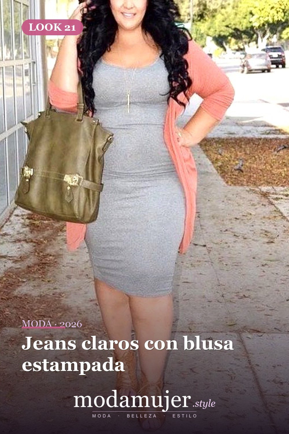 Jeans claros con blusa estampada — 24 ideas de trajes casuales de talla grande para verano 2026